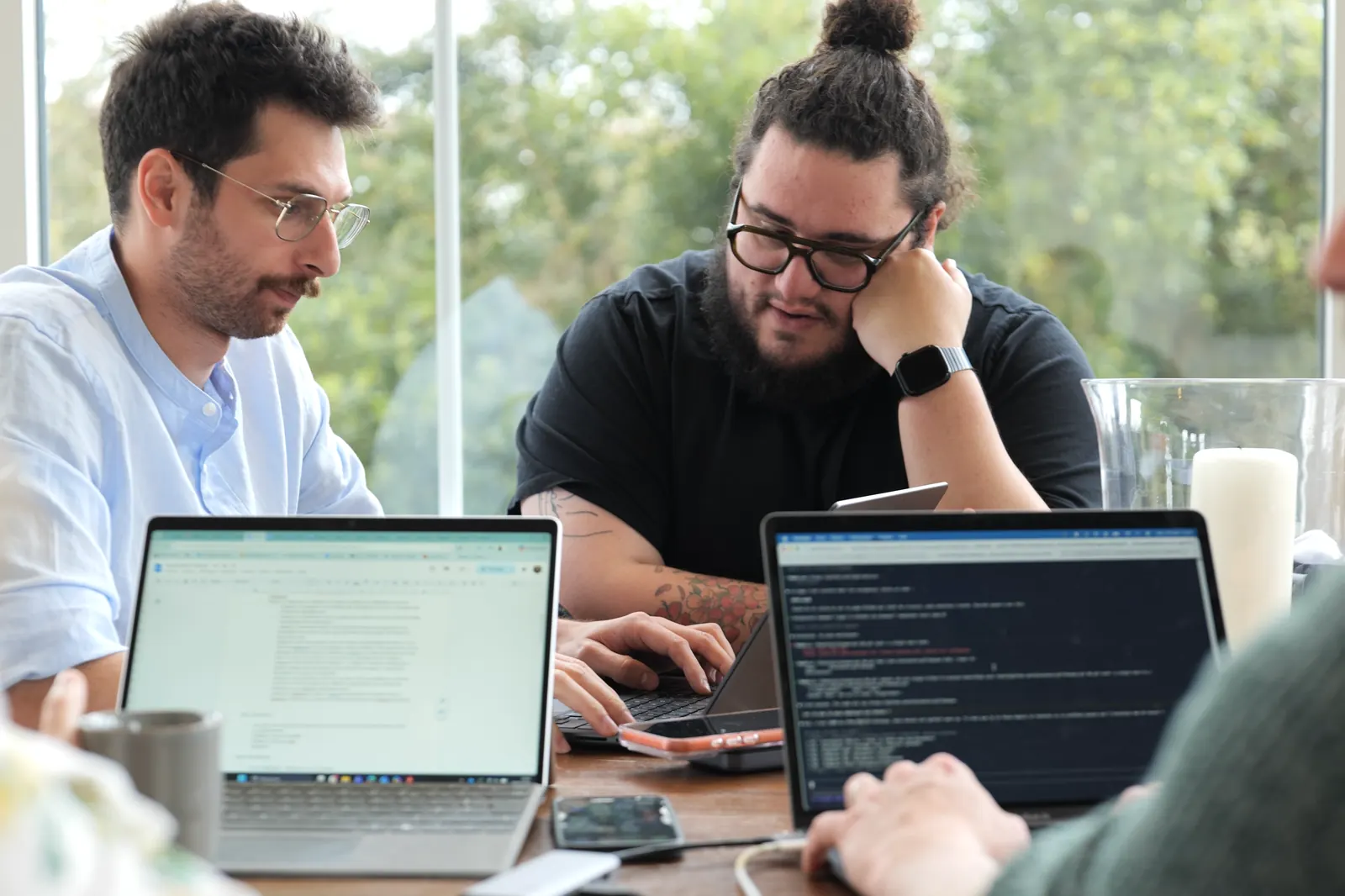 Deux participants construisent leur automatisation, documents et code à l’écran